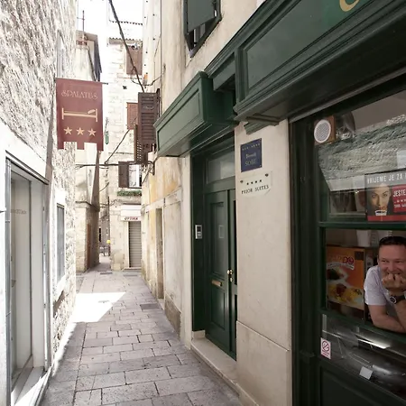 프라이어 스위츠 게스트하우스 4*