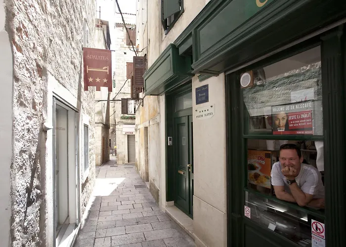 프라이어 스위츠 게스트하우스 4*